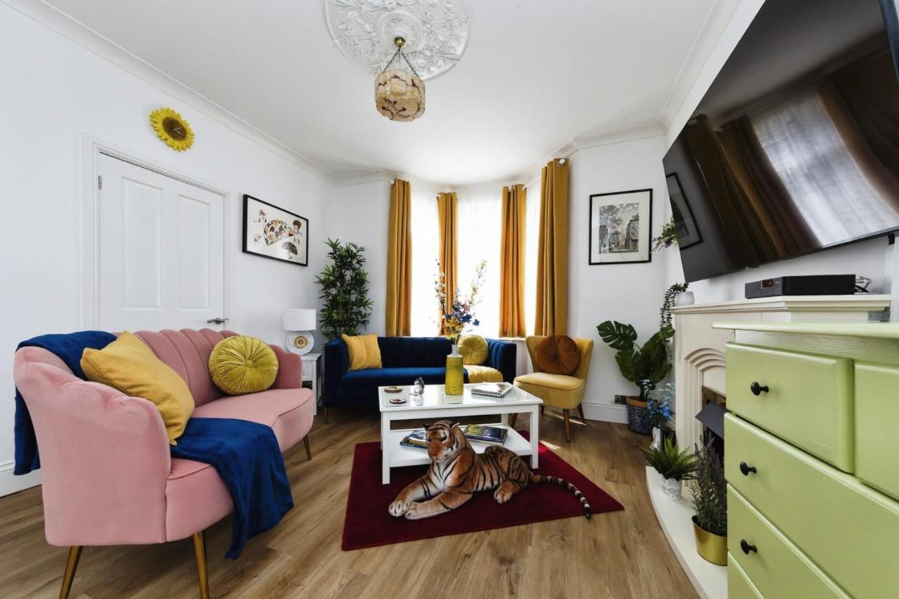 Your Chic 3Br Home Comfort And Style In ลอนดอน ภายนอก รูปภาพ