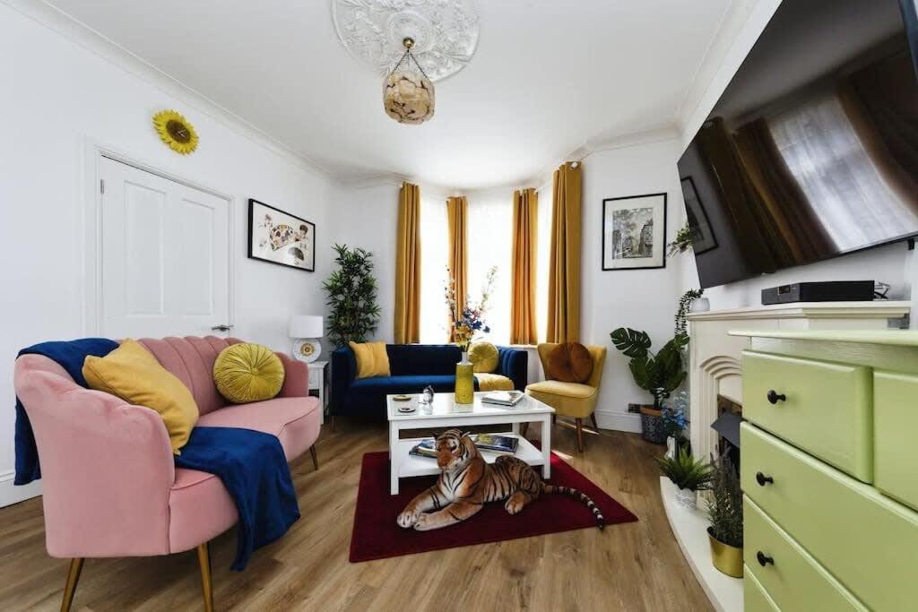 Your Chic 3Br Home Comfort And Style In ลอนดอน ภายนอก รูปภาพ